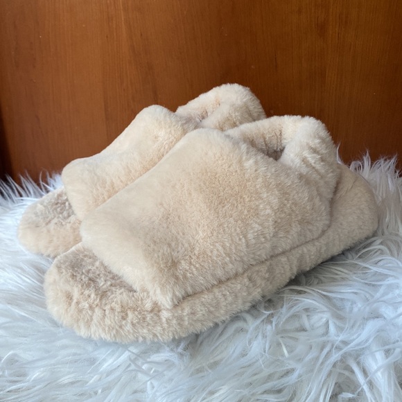 Like 🆕 American Eagle Fuzzy Slippers sz 5-6 - Picture 3 of 6